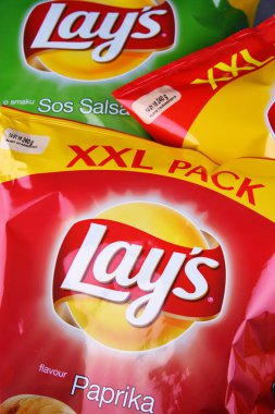 Poznan, Polonya - 15 Haziran 2018: Paketler, Lay'nın patates cipsi, 1932 yılında kurulan ve Pepsico tarafından 1965'ten beri sahip olduğu popüler Amerikan markası.