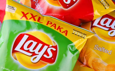 Poznan, Polonya - 15 Haziran 2018: Paketler, Lay'nın patates cipsi, 1932 yılında kurulan ve Pepsico tarafından 1965'ten beri sahip olduğu popüler Amerikan markası.