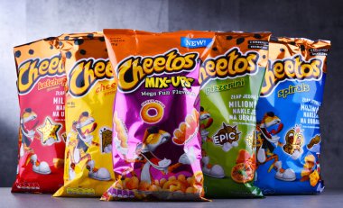 Poznan, Polonya - 15 Haziran 2018: Cips paketleri, peynir aromalı bir marka Frito-Lay, Pepsico iştiraki yapılan mısır unu aperatifler kabarık.