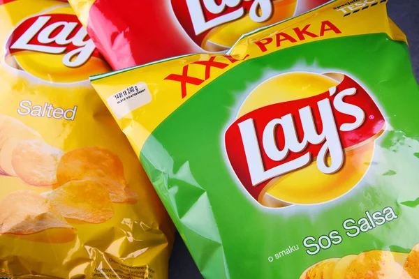 Poznan, Polonya - 15 Haziran 2018: Paketler, Lay'nın patates cipsi, 1932 yılında kurulan ve Pepsico tarafından 1965'ten beri sahip olduğu popüler Amerikan markası.