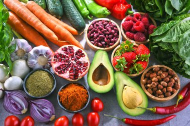 Taze vejetaryen bakkal ürünleri ile kompozisyon.