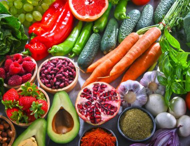 Taze vejetaryen bakkal ürünleri ile kompozisyon.