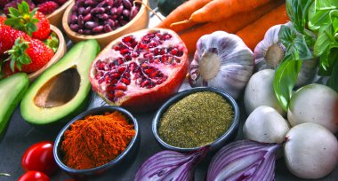 Taze vejetaryen bakkal ürünleri ile kompozisyon.