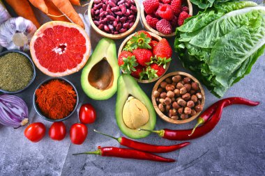 Taze vejetaryen bakkal ürünleri ile kompozisyon.