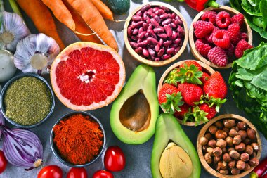 Taze vejetaryen bakkal ürünleri ile kompozisyon.