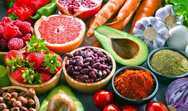 Taze vejetaryen bakkal ürünleri ile kompozisyon.