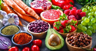 Taze vejetaryen bakkal ürünleri ile kompozisyon.