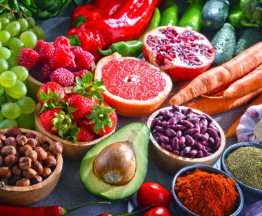 Taze vejetaryen bakkal ürünleri ile kompozisyon.