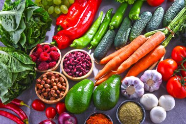 Taze vejetaryen bakkal ürünleri ile kompozisyon.