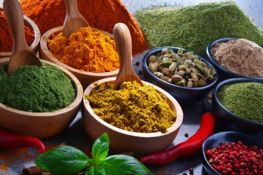 Baharat mutfak masasının üzerinde çeşitli.