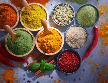 Baharat mutfak masasının üzerinde çeşitli.