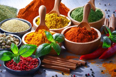 Baharat mutfak masasının üzerinde çeşitli.