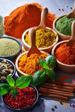 Baharat mutfak masasının üzerinde çeşitli.