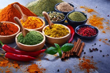 Baharat mutfak masasının üzerinde çeşitli.