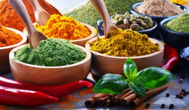 Baharat mutfak masasının üzerinde çeşitli.