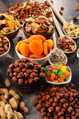 Kurutulmuş meyve ve fındıklı kompozisyon. Lezzetler