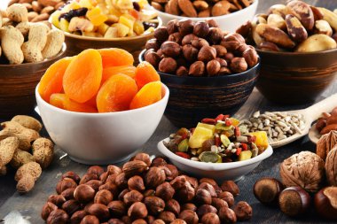 Kurutulmuş meyve ve fındıklı kompozisyon. Lezzetler