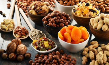 Kurutulmuş meyve ve fındıklı kompozisyon. Lezzetler