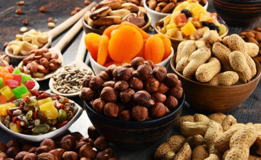 Kurutulmuş meyve ve fındıklı kompozisyon. Lezzetler