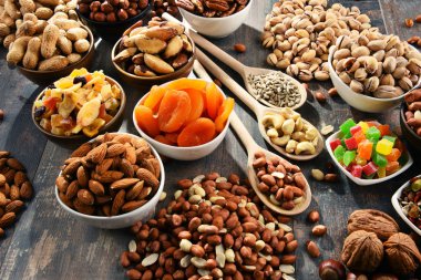 Kurutulmuş meyve ve fındıklı kompozisyon. Lezzetler