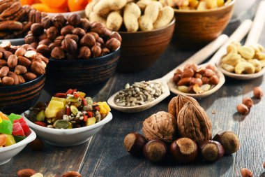 Kurutulmuş meyve ve fındıklı kompozisyon. Lezzetler