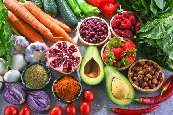 Taze vejetaryen bakkal ürünleri ile kompozisyon.