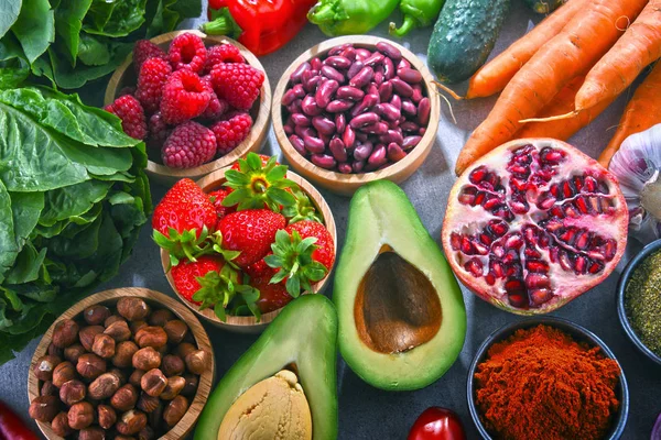 Taze vejetaryen bakkal ürünleri ile kompozisyon.