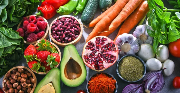 Taze vejetaryen bakkal ürünleri ile kompozisyon.