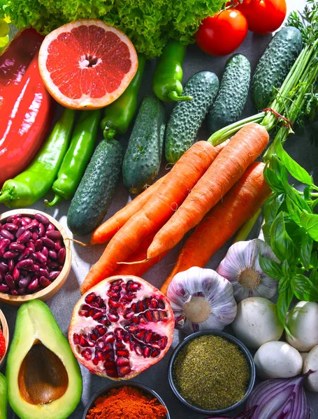 Taze vejetaryen bakkal ürünleri ile kompozisyon.