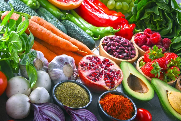 Taze vejetaryen bakkal ürünleri ile kompozisyon.