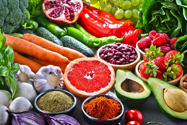 Taze vejetaryen bakkal ürünleri ile kompozisyon.