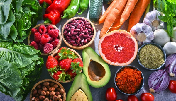 Taze vejetaryen bakkal ürünleri ile kompozisyon.