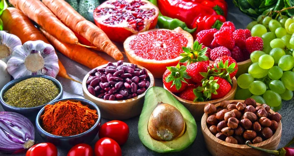 Taze vejetaryen bakkal ürünleri ile kompozisyon.