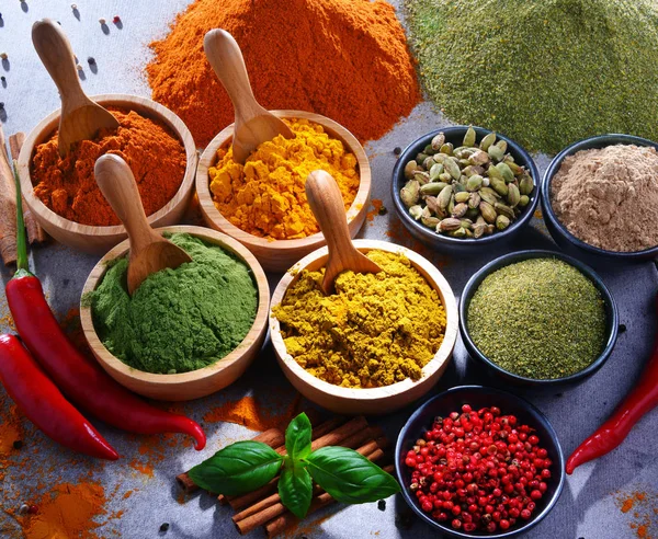 Baharat mutfak masasının üzerinde çeşitli.