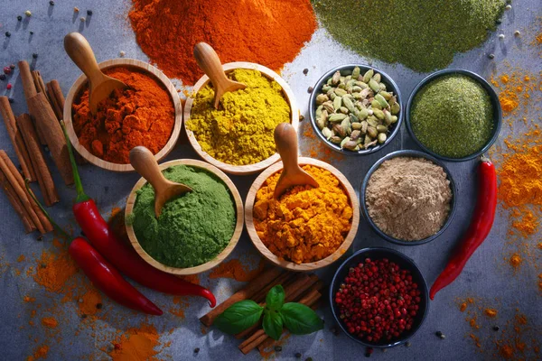 Baharat mutfak masasının üzerinde çeşitli.