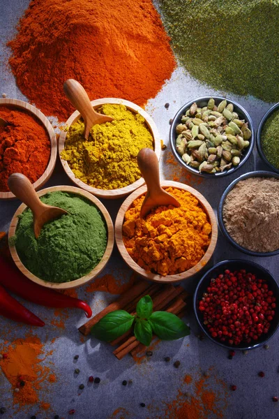 Baharat mutfak masasının üzerinde çeşitli.