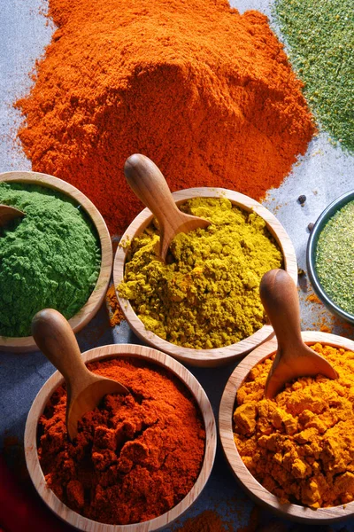 Baharat mutfak masasının üzerinde çeşitli.