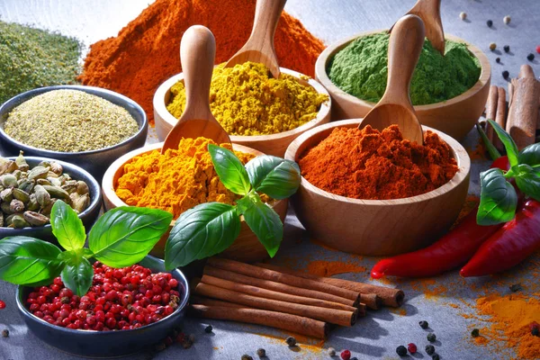 Baharat mutfak masasının üzerinde çeşitli.