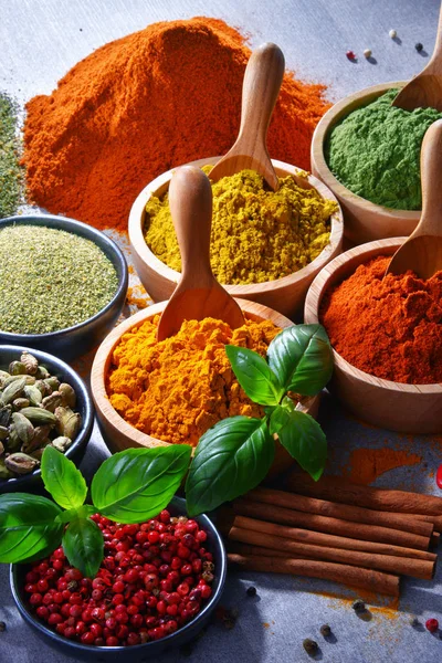 Baharat mutfak masasının üzerinde çeşitli.