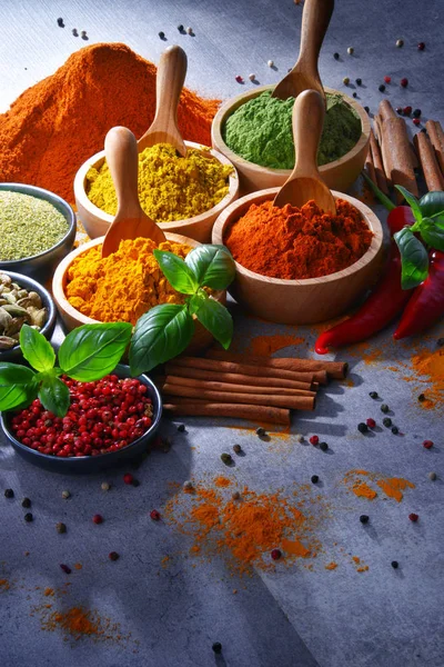 Baharat mutfak masasının üzerinde çeşitli.