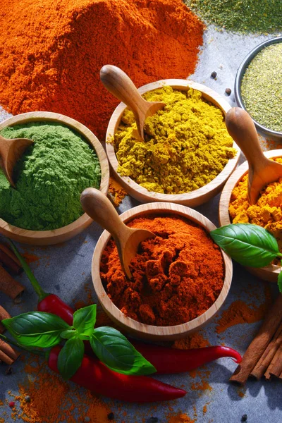 Baharat mutfak masasının üzerinde çeşitli.