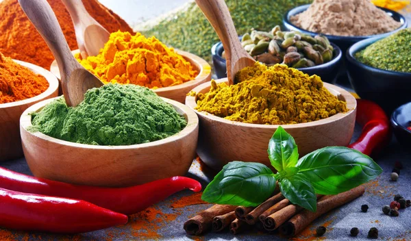 Baharat mutfak masasının üzerinde çeşitli.