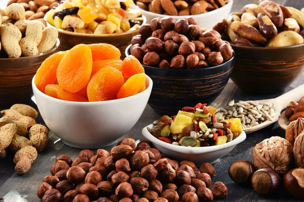 Kurutulmuş meyve ve fındıklı kompozisyon. Lezzetler