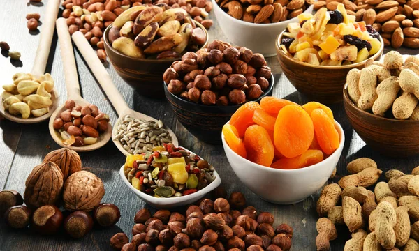 Kurutulmuş meyve ve fındıklı kompozisyon. Lezzetler