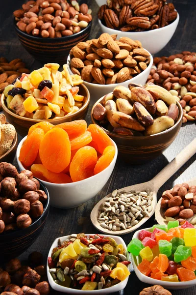 Kurutulmuş meyve ve fındıklı kompozisyon. Lezzetler