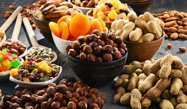 Kurutulmuş meyve ve fındıklı kompozisyon. Lezzetler