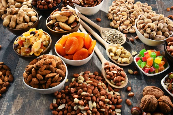 Kurutulmuş meyve ve fındıklı kompozisyon. Lezzetler