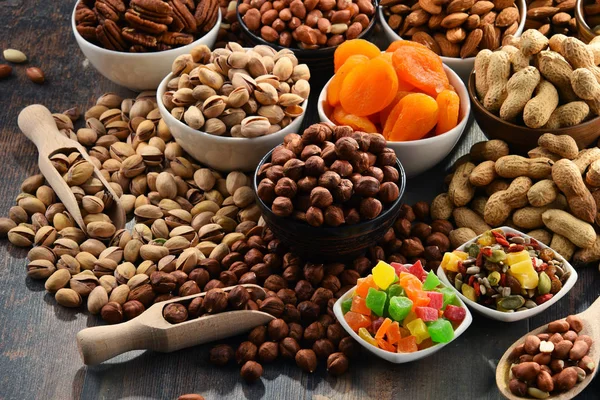 Kurutulmuş meyve ve fındıklı kompozisyon. Lezzetler