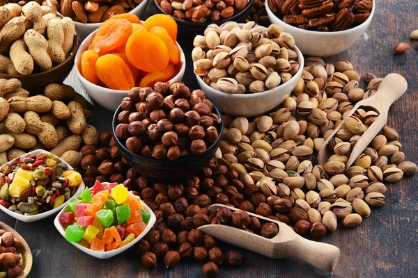 Kurutulmuş meyve ve fındıklı kompozisyon. Lezzetler