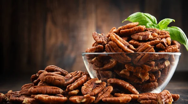 Tahta masada fındıklı kase. Lezzetler